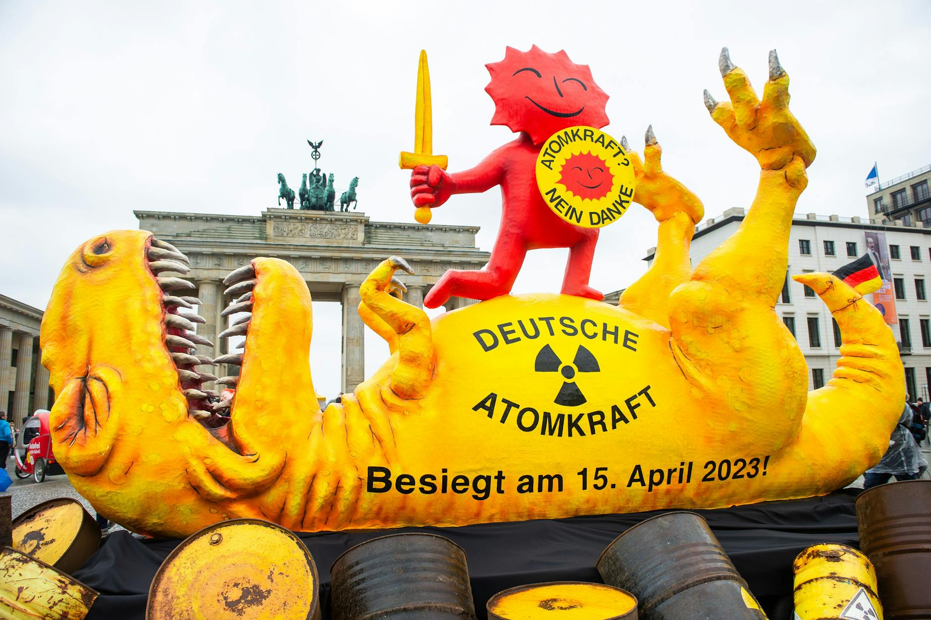 Der Sieg der lachenden Sonne: Eine Skulptur des Düsseldorfer Künstlers Jacques Tilly feiert den deutschen Atomausstieg vor dem Brandenburger Tor.