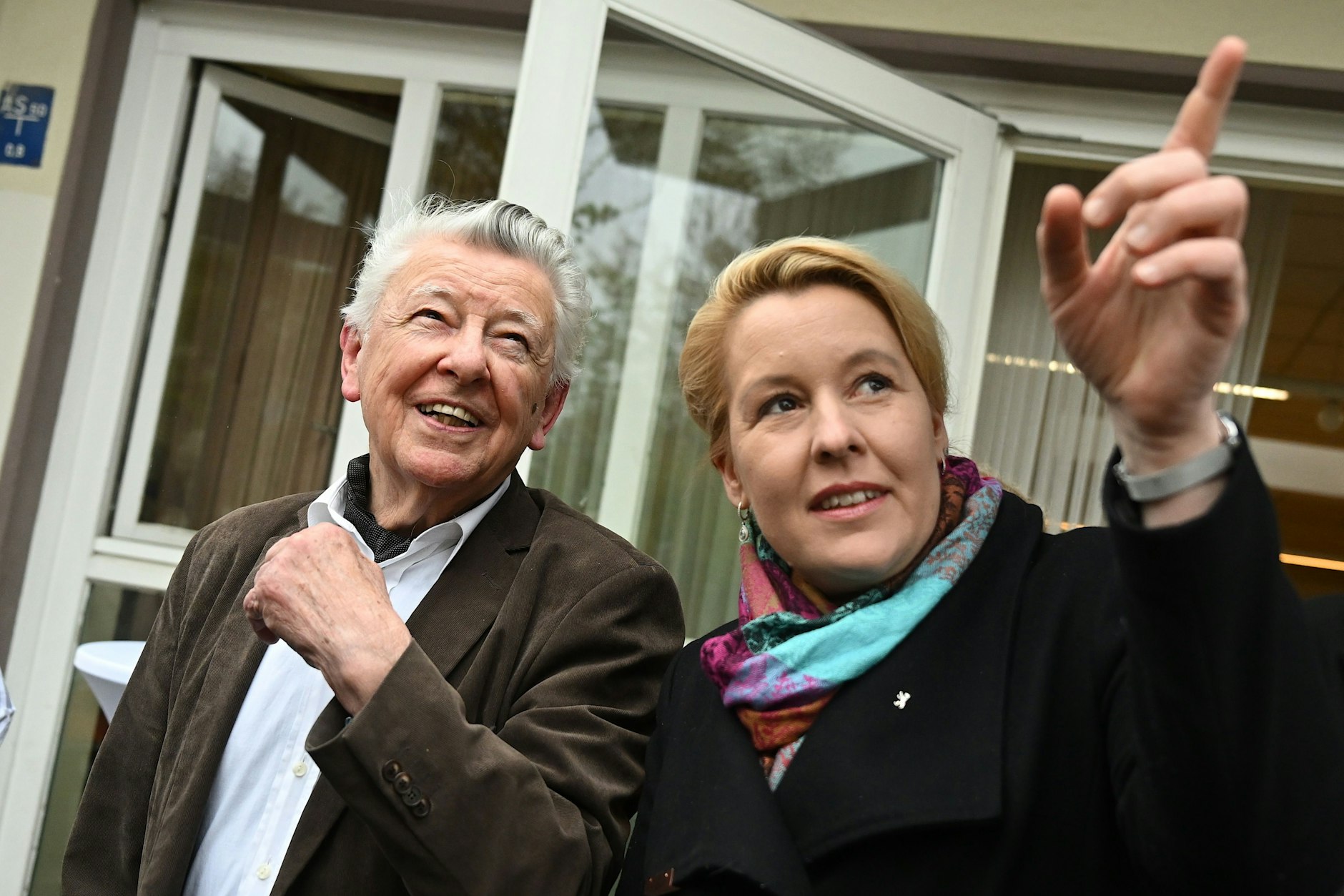 Franziska Giffey und Zeitzeuge Wilfried Seiring bei der Besichtigung der Erinnerungsstätte am Freitag, den 14. April 2023.