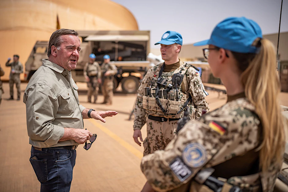 Bundesverteidigungsminister Boris Pistorius (l.) im Bundeswehr-Feldlager in Gao.  