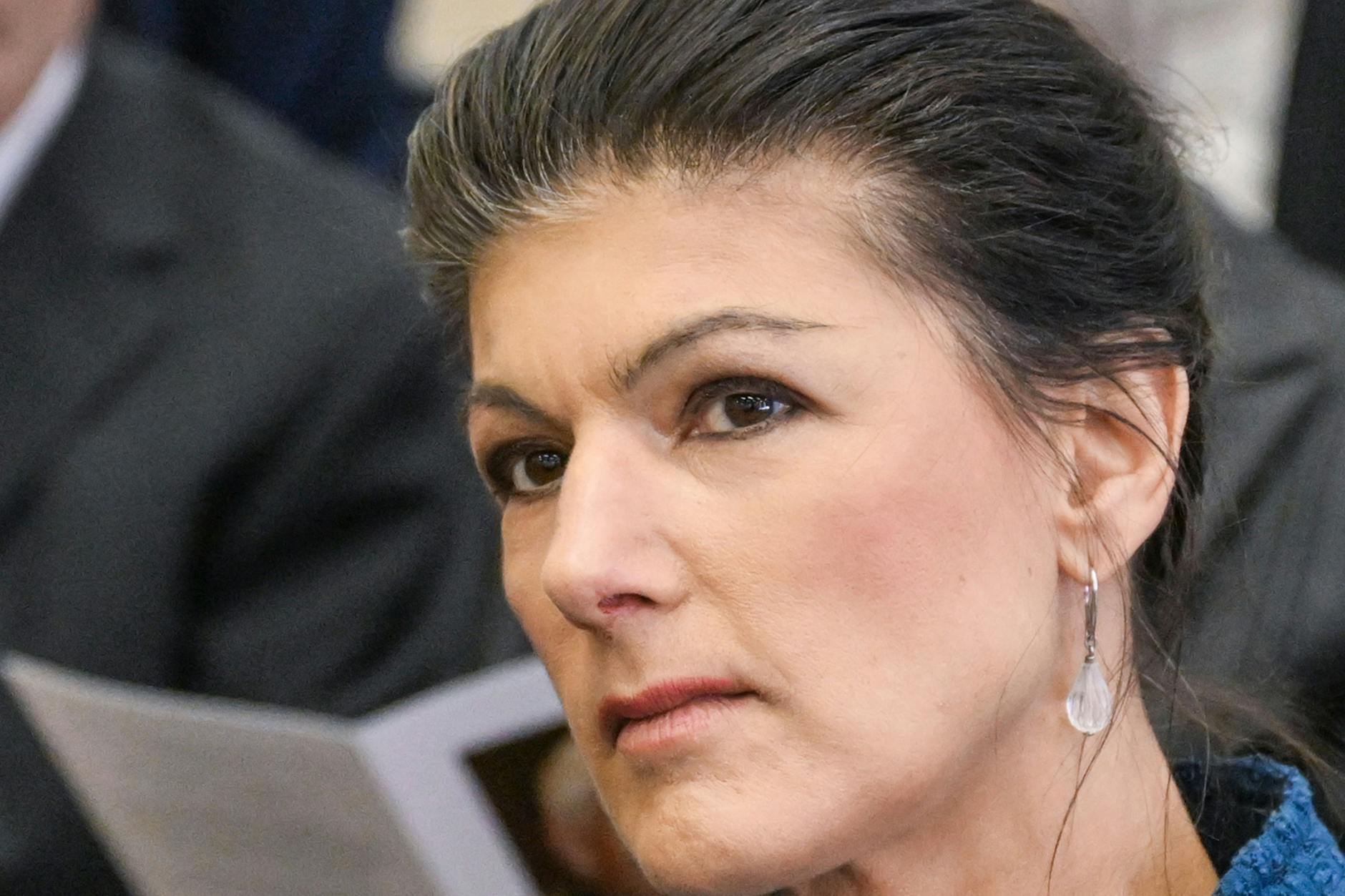 ARCHIV - 15.03.2023, Berlin: Sahra Wagenknecht (Die Linke) kommt zur Trauerfeier für den ehemaligen DDR-Ministerpräsidenten Modrow in den Münzenberg-Saal am Franz-Mehring-Platz. 