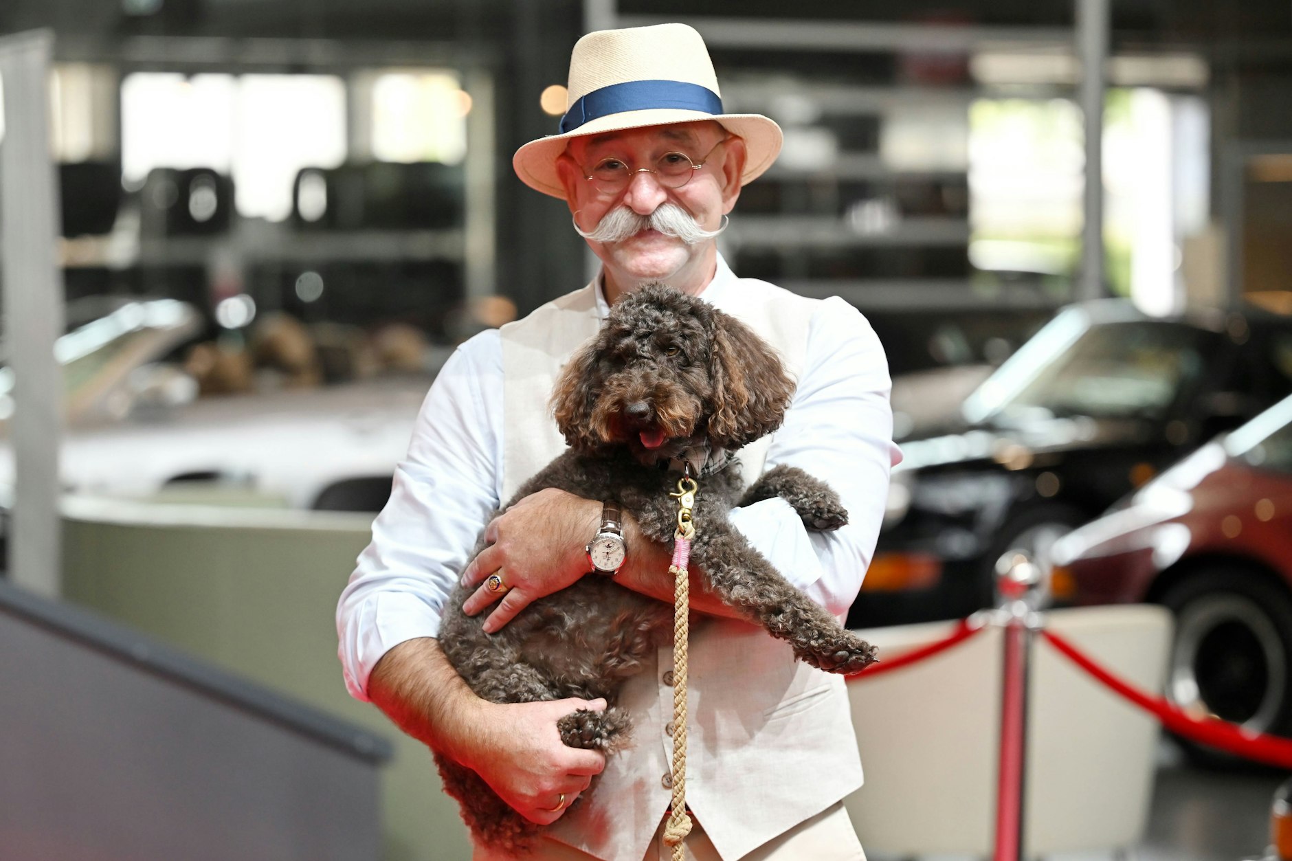 Horst Lichter: Hier vor der Typveränderung und mit der noch bärtigeren Bella im Autohaus.