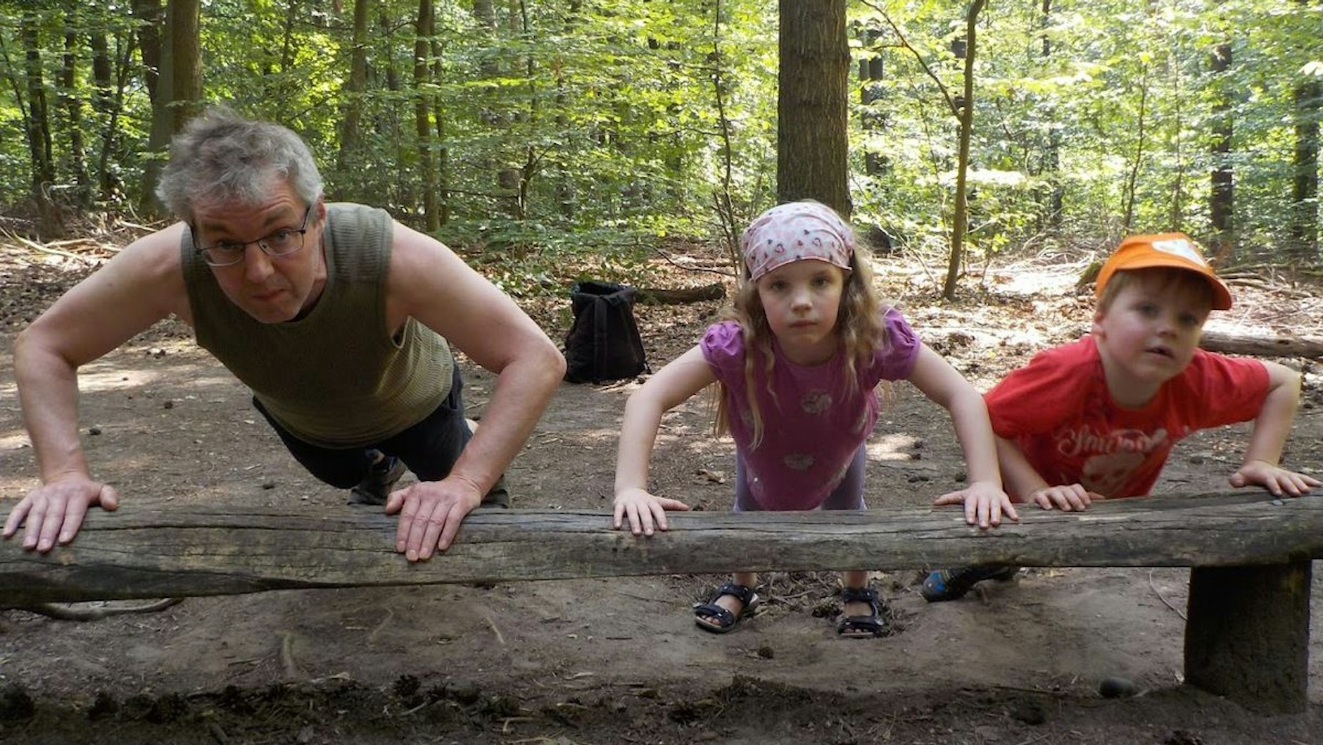 Hartmut mit seinen beiden Kindern auf einem Trimm-Dich-Pfad. Der Berliner sucht dringend einen Stammzellspender.