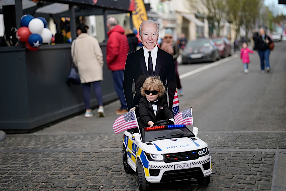 Eine Stadt im Biden-Fieber: In Ballina kündigen Pappaufsteller den Besuch des US-Präsidenten an.  