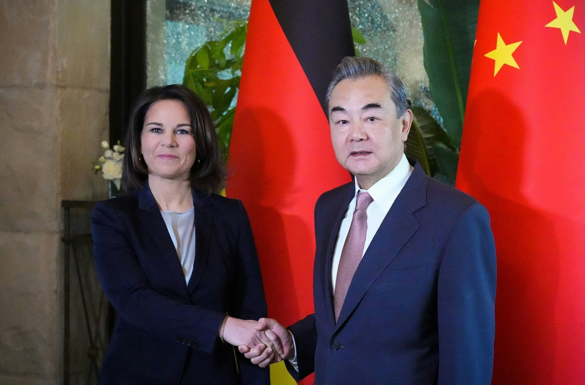 Außenministerin Annalena Baerbock gibt Wang Yi die Hand.  