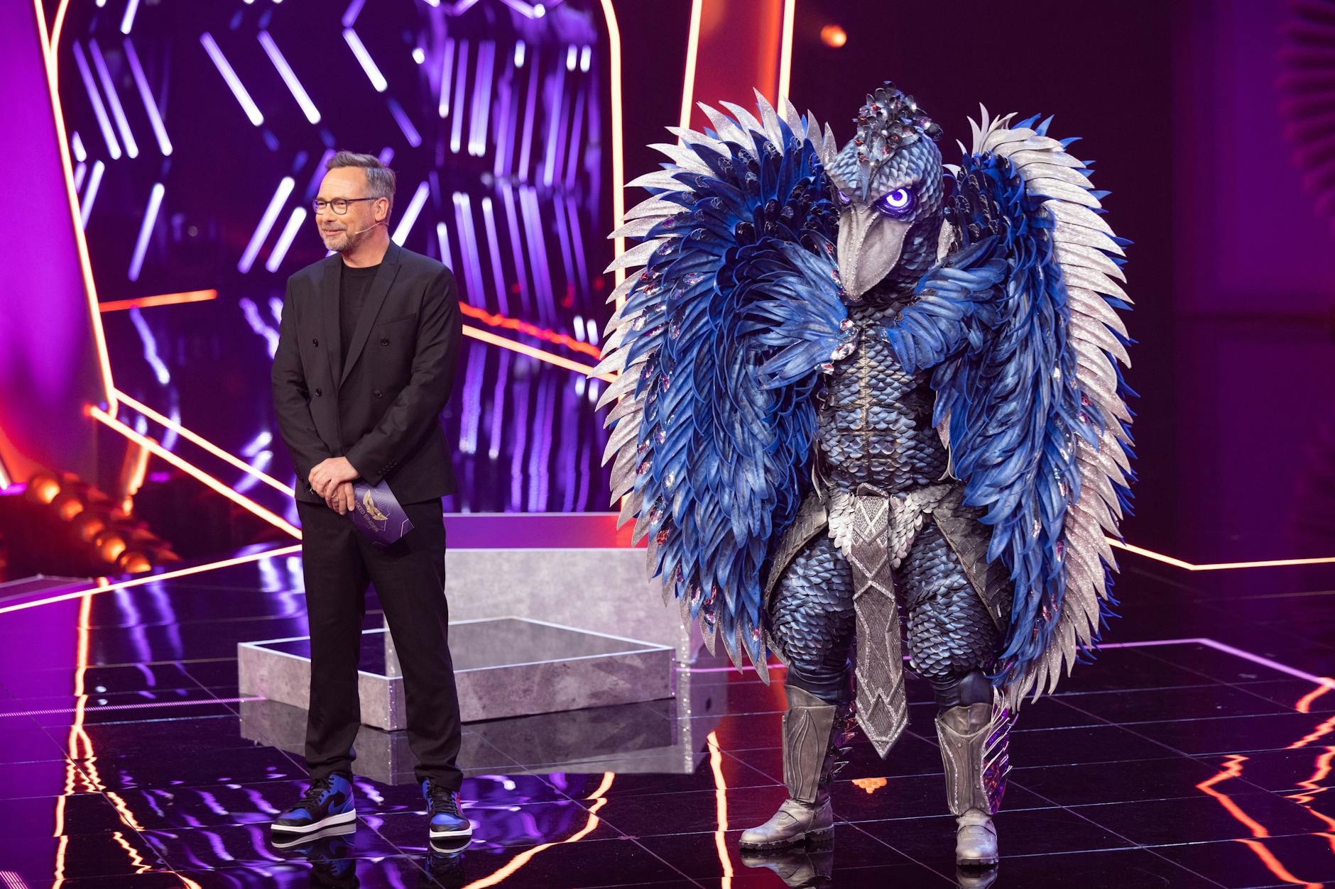 „Masked Singer“-Moderator Matthias Opdenhövel mit dem Schuhschnabel - welcher Star steckt wohl im Kostüm?