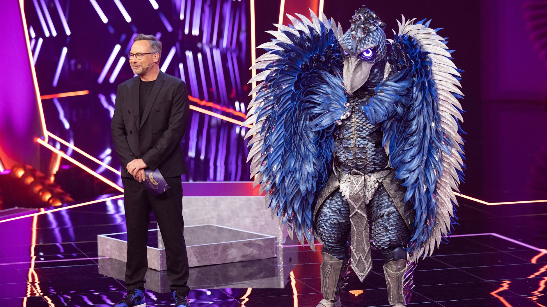 Aufatmen für den Schuhschnabel: Der majestätische Vogel darf auch in der nächsten Ausgabe von „The Masked Singer“ antreten. Links: Moderator Matthias Opdenhövel.