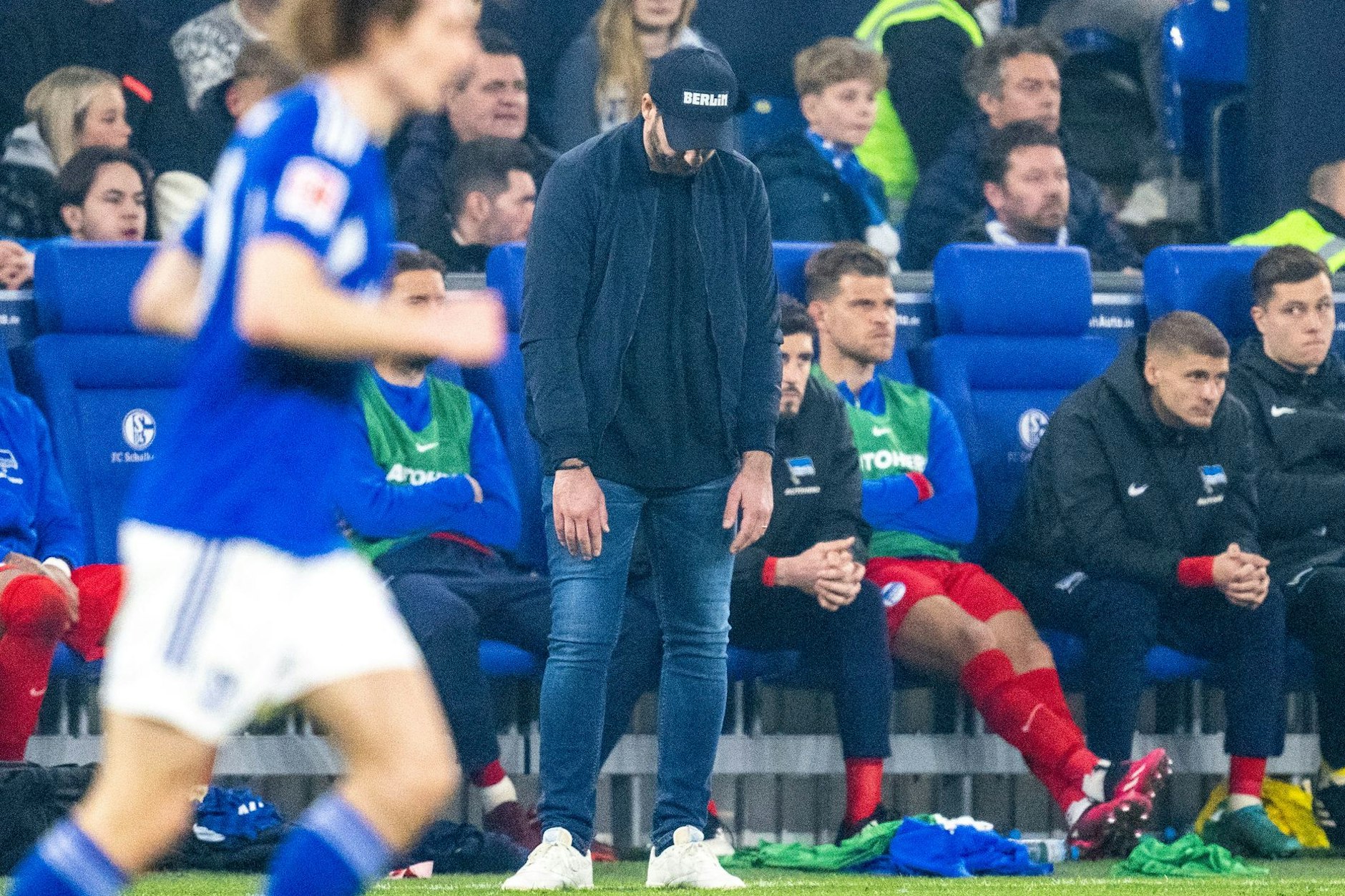 Herthas Trainer Sandro Schwarz steht während der Partie mit gesenktem Kopf an der Seitenlinie.