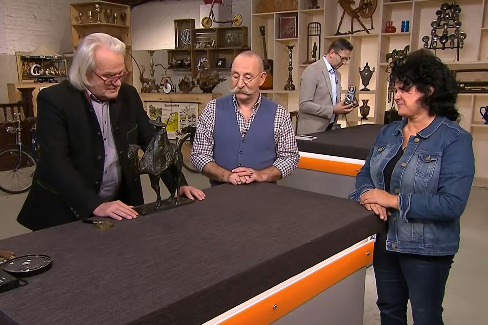 Expertise bei „Bares für Rares“: Experte Albert Maier, Moderator Horst Lichter und Kandidatin Natalie Fischer in der Sendung