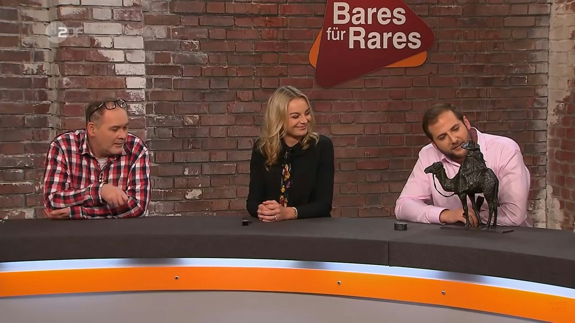 Auch die Händler im Händlerraum bei „Bares für Rares“ sind angetan von der Skulptur. Hier: Walter „Waldi“ Lehnertz, Susanne Steiger und Julian Schmitz-Avila.