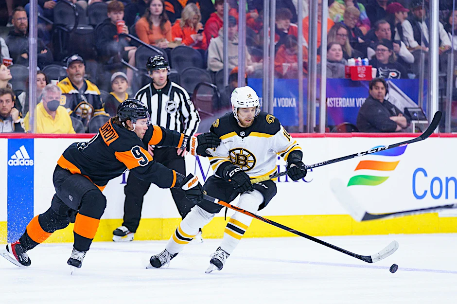A.J. Greer (r) von den Boston Bruins kämpft mit Ivan Provorov (l) von den Philadelphia Flyers um den Puck.  