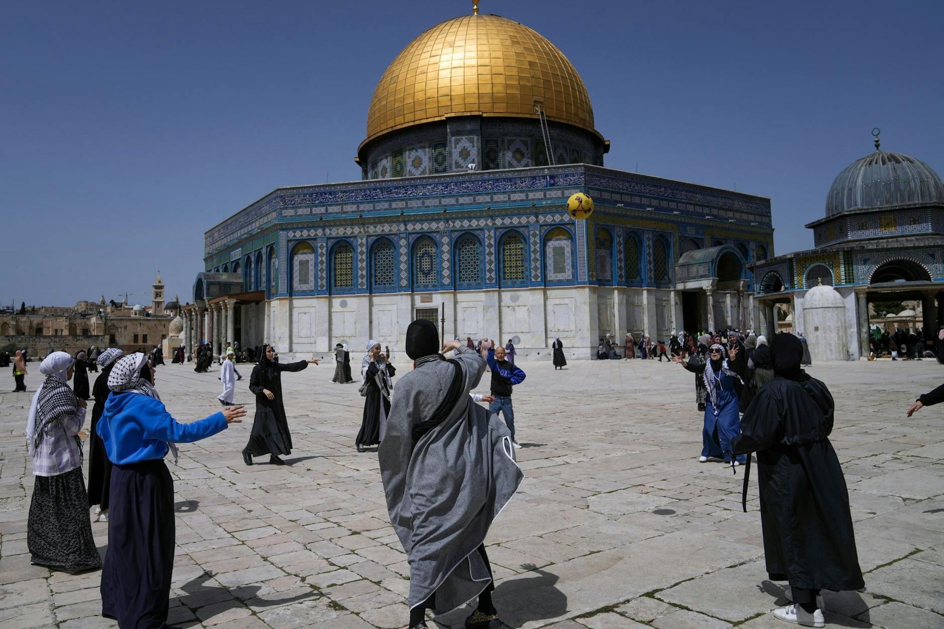 Palästinensische Frauen spielen während des Freitagsgebets vor dem Felsendom mit einem Ball. Aktuell kommen besonders viele Muslime zum Tempelberg, um während des Fastenmonats Ramadan dort zu beten. 