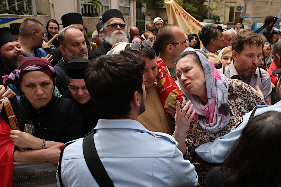 Eine christliche Pilgerin versucht, einen israelischen Sicherheitsbeamten zu überzeugen, eine orthodoxe Kirche in Jerusalem zu erreichen. Netanjahu hatte den Zugang aus Sicherheitsgründen gesperrt.