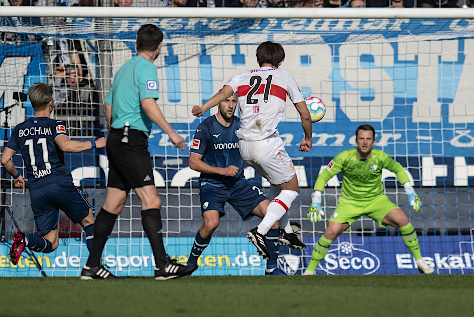 Hiroki Ito (2.v.r) brachte den VfB Stuttgart in Bochum in Führung.  