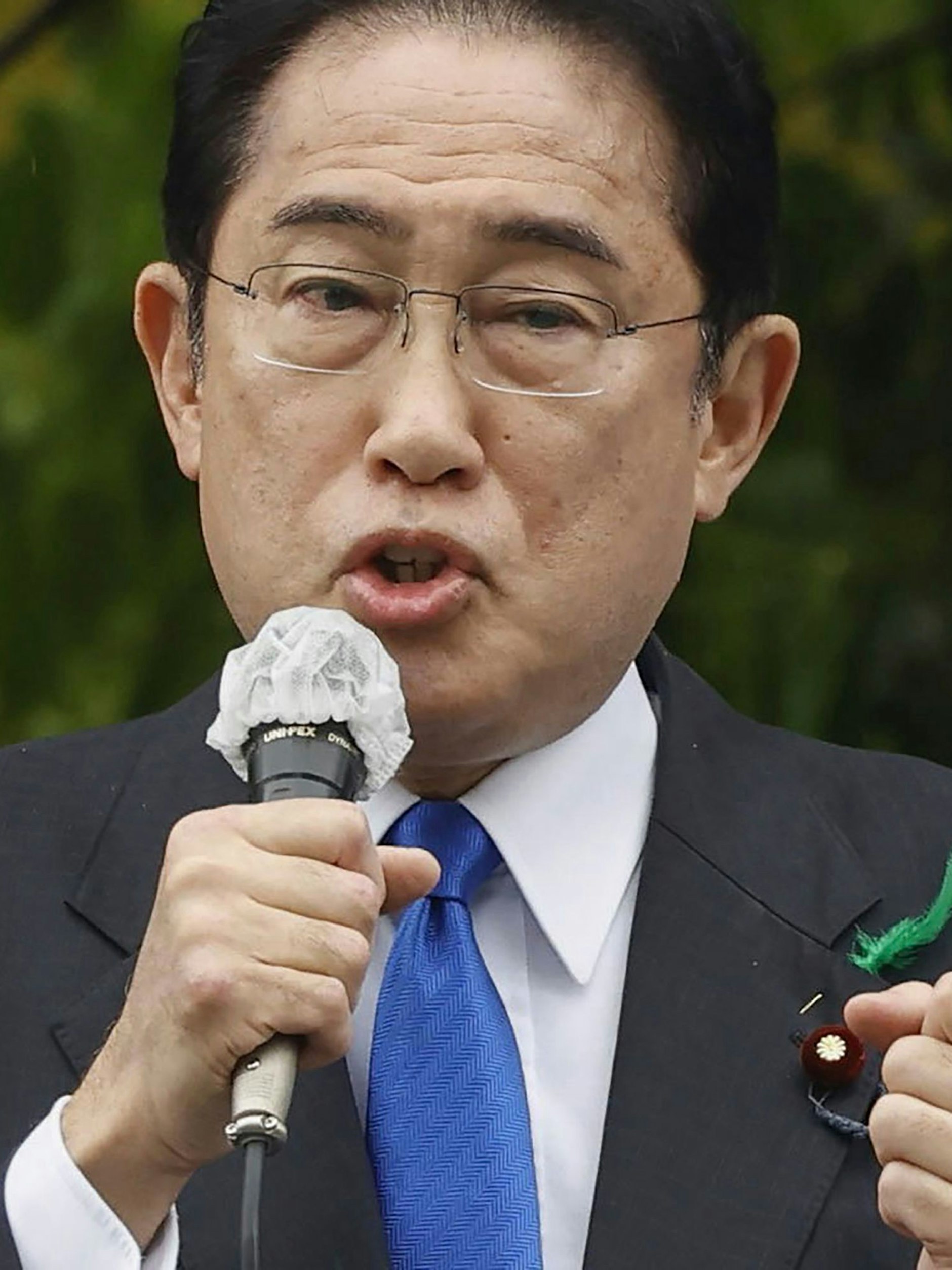 Japans Ministerpräsident Fumio Kishida während seiner Rede in in der Hafenstadt Wakayama. Kurz danach knallte es.