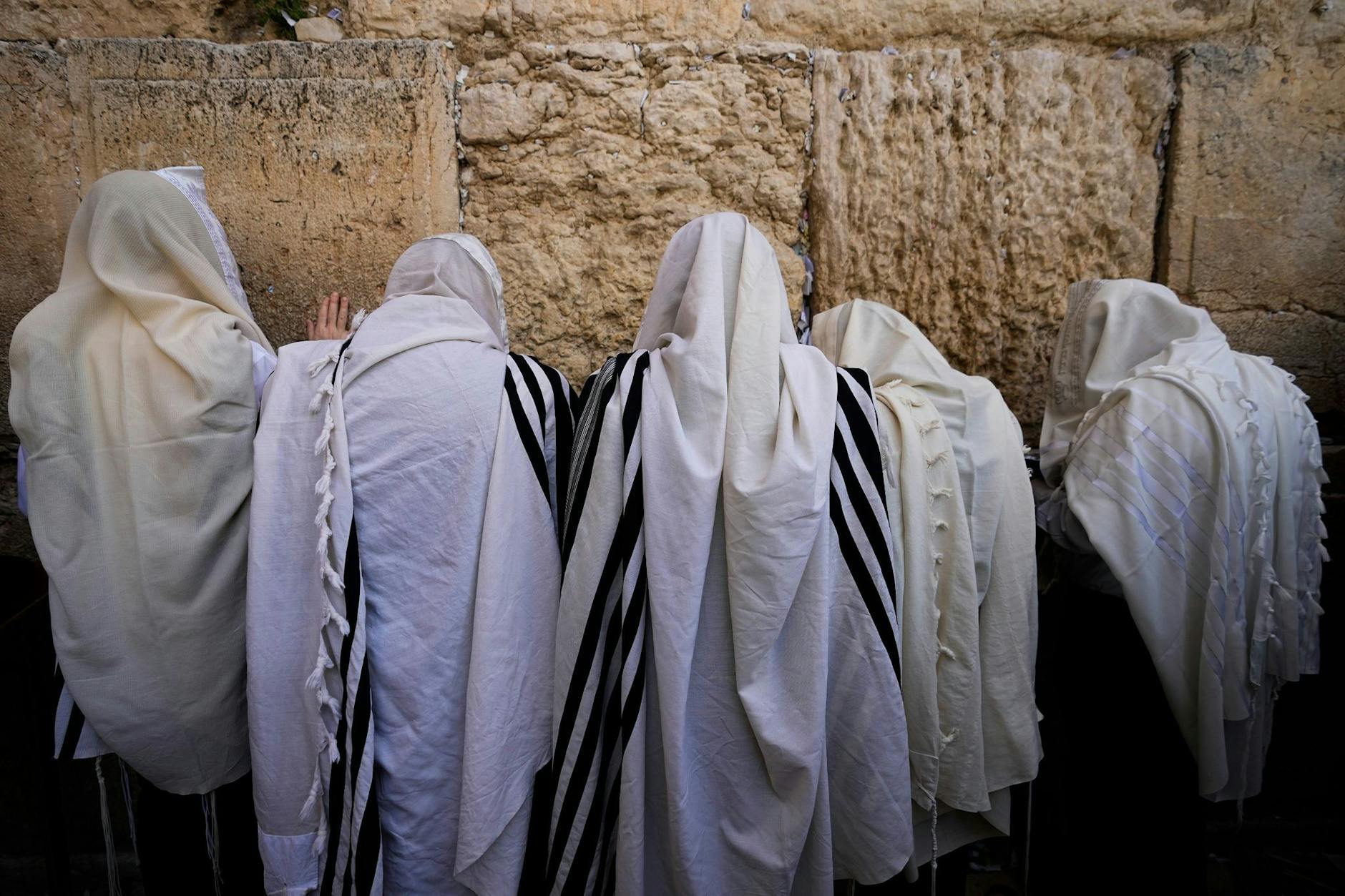 Bedeckt mit Gebetstüchern: Ultraorthodoxe jüdische Männer während des Pessachfests an der Klagemauer in Jerusalem.