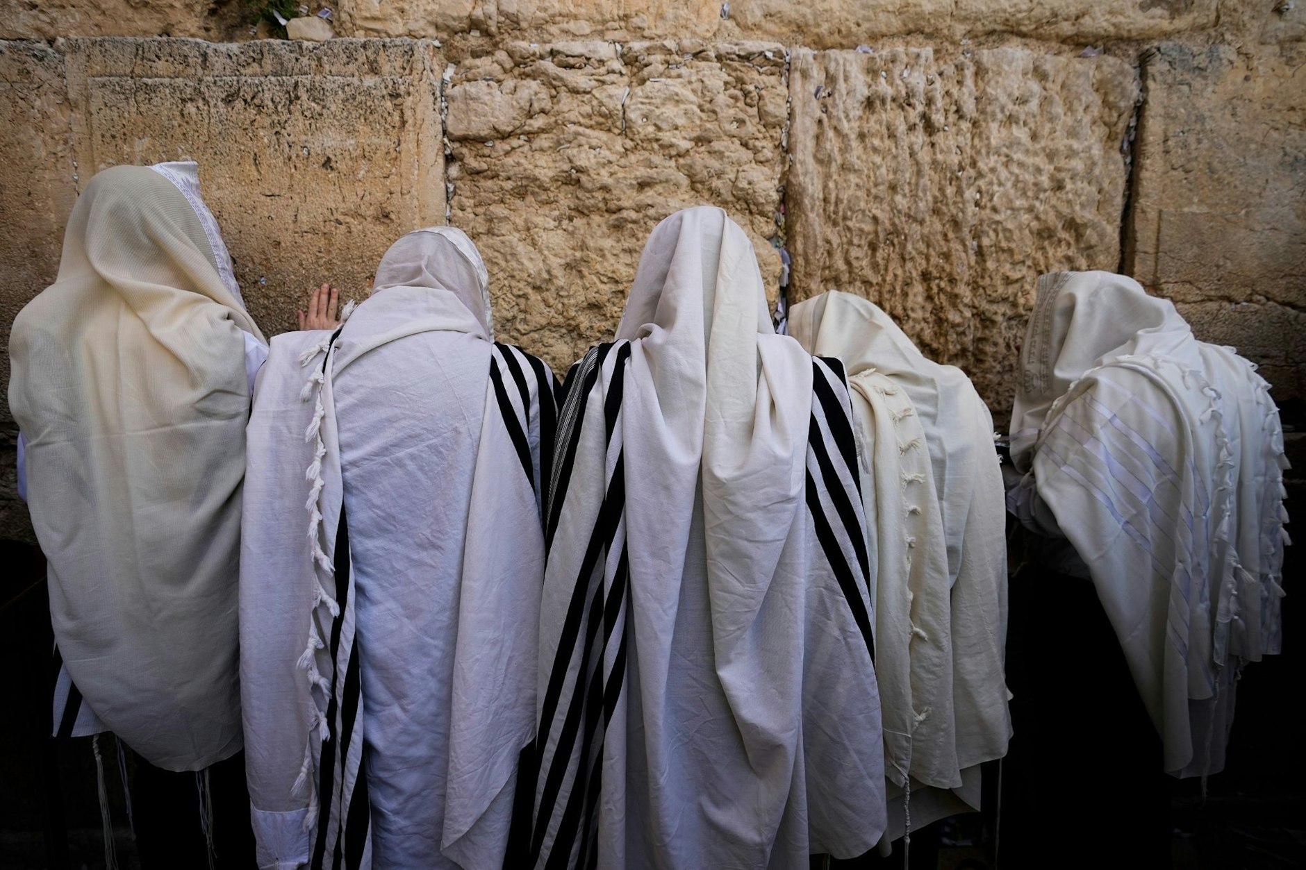Bedeckt mit Gebetstüchern: Ultraorthodoxe jüdische Männer während des Pessachfests an der Klagemauer in Jerusalem.