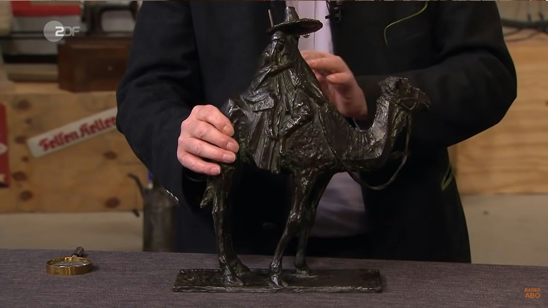 Die Skulptur kommt vom Flohmarkt, kostete 20 Euro – nun landet sie bei „Bares für Rares“ in den Händen von Albert Maier.