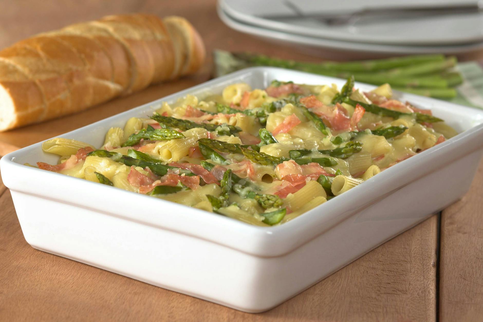 Spargel, Nudeln, Schinken: Dieser Auflauf ist das perfekte Rezept für Spargel – und schmeckt der ganzen Familie!