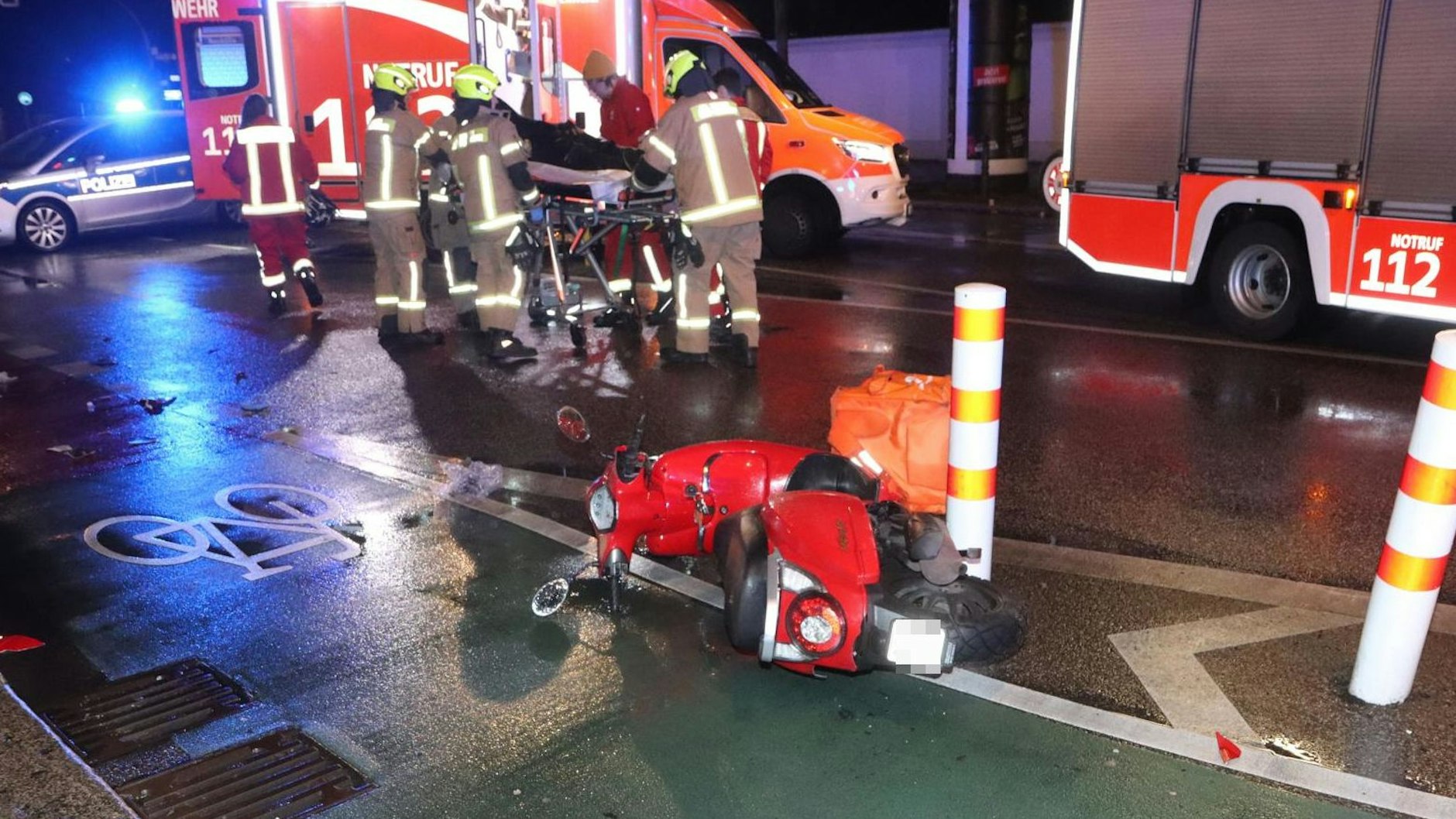 Abtransport des verletzten Roller-Fahrers.