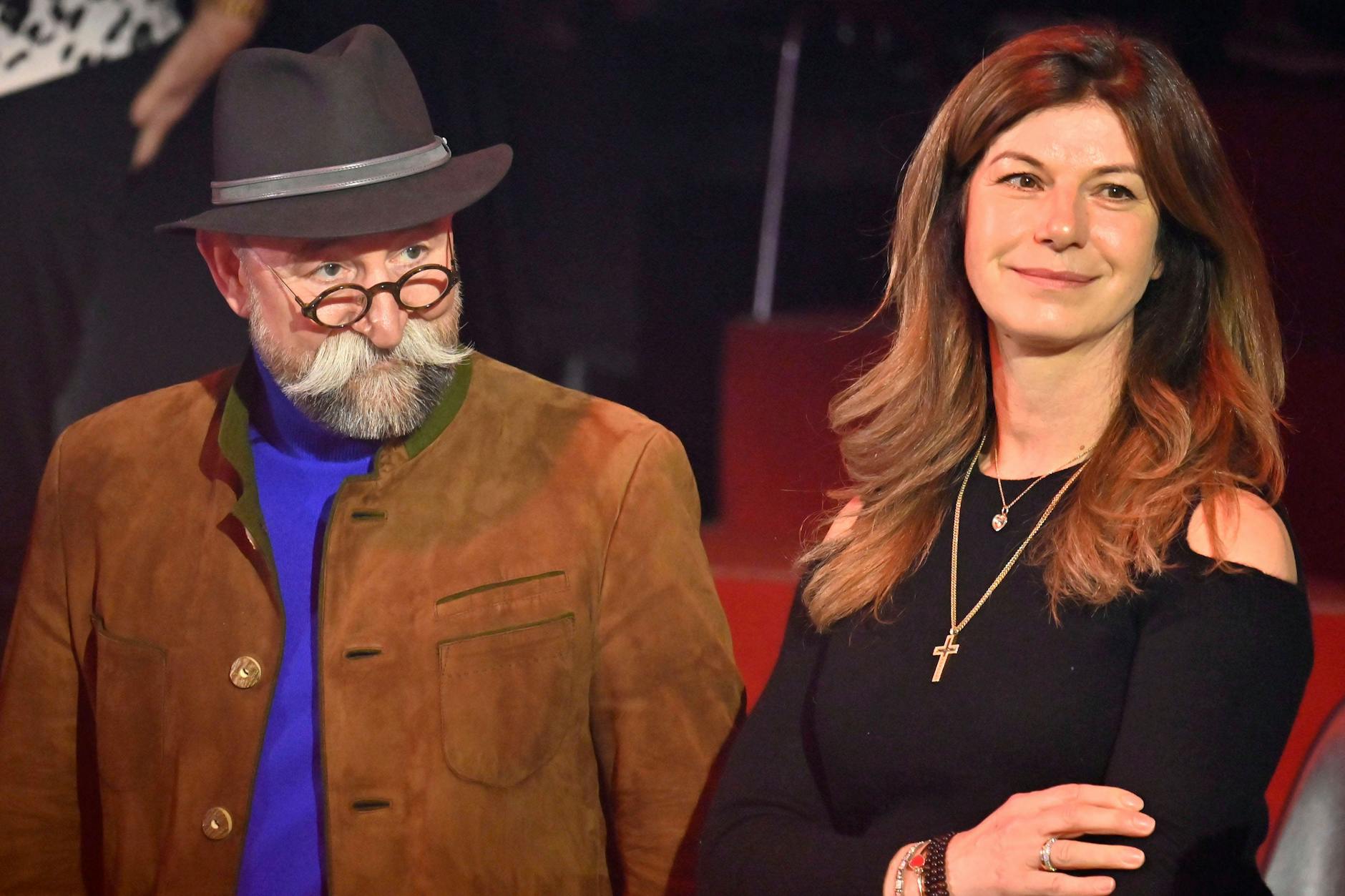 Trommelwirbel: So sieht der neue Lichter aus, der hier mit Gattin Nada eine Show als Publikumsgast besucht.