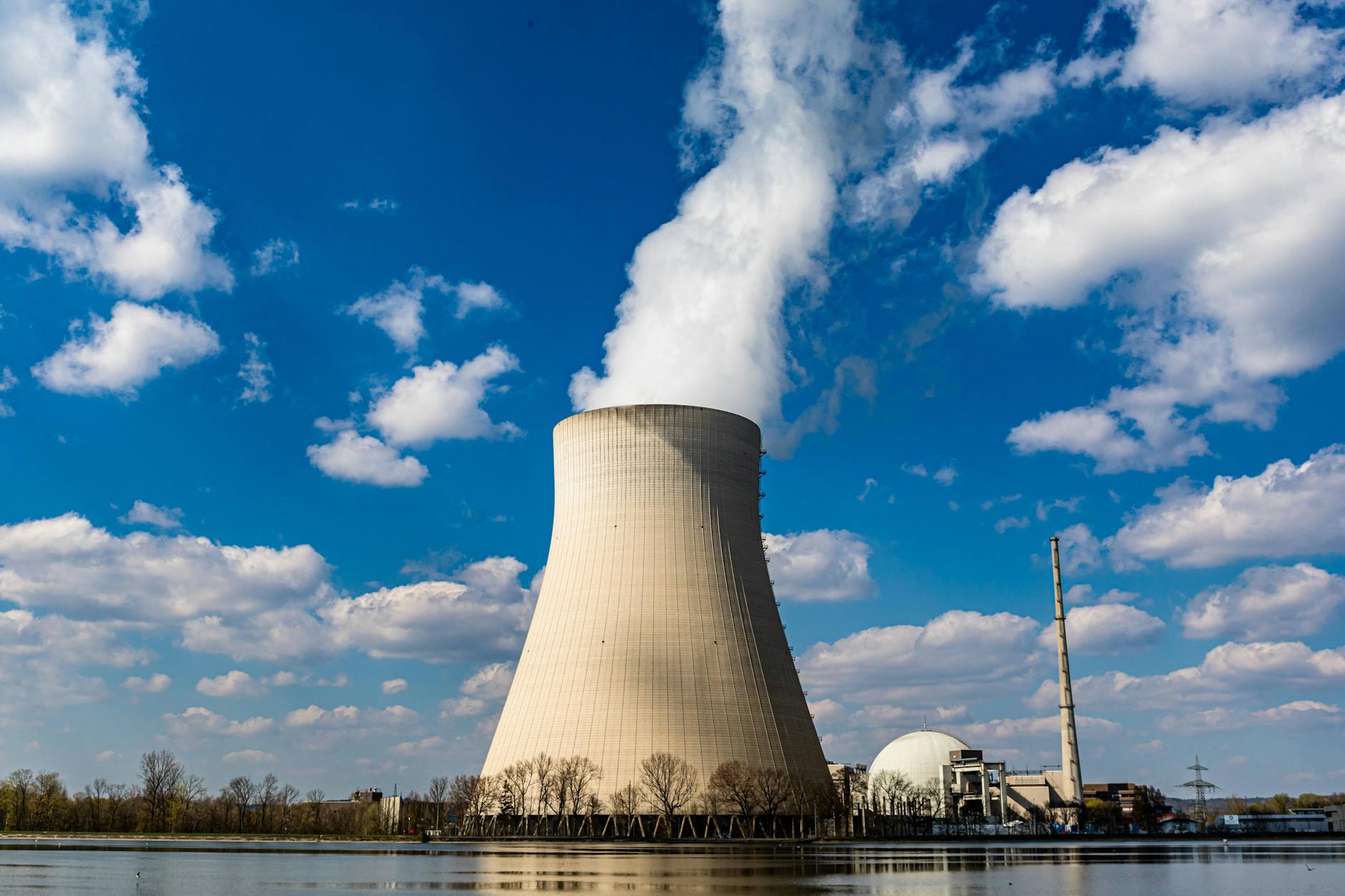 Das Atomkraftwerk Isar 2 gehört zu den letzten verbleibenden Meilern in Deutschland. Am Samstag gehen sie vom Netz.