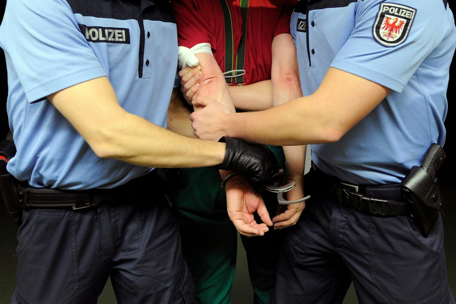Brandenburg Polizisten nehmen einen Verdächtigen fest (Symbolbild). 