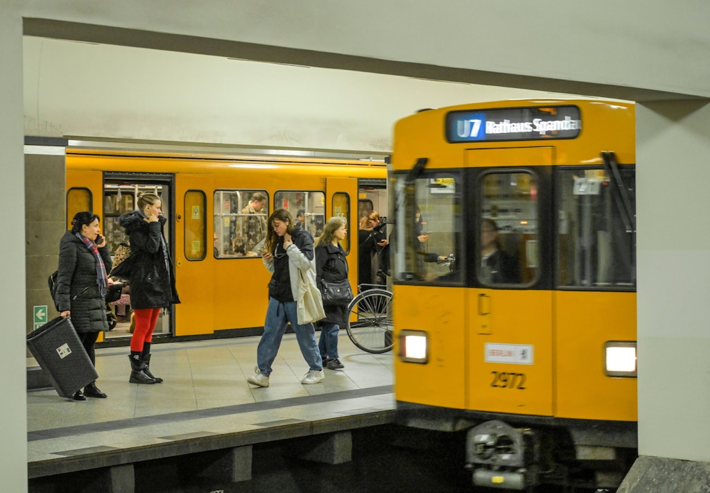 Übergriff in der U7 Mann will Frau in UBahn das Kopftuch herunterreißen