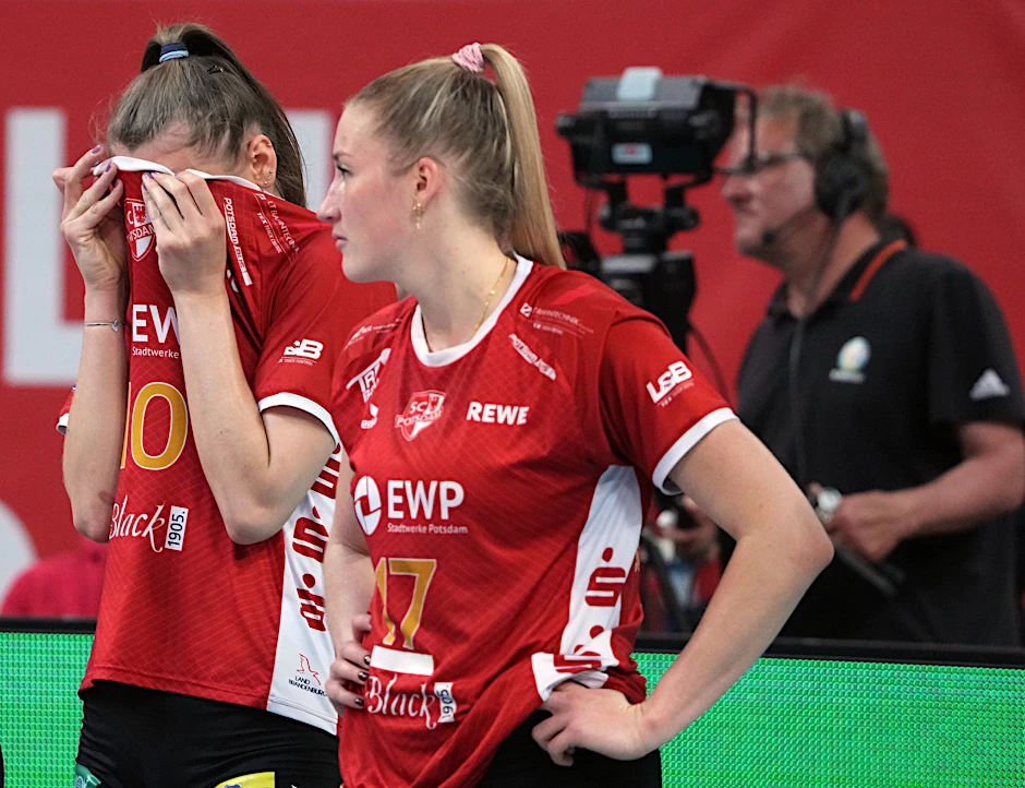 ARCHIV - Potsdams Sarah van Aalen (l) und Laura Emonts. Die Volleyballerinnen haben beim Playoff-Auftakt enttäuscht.  