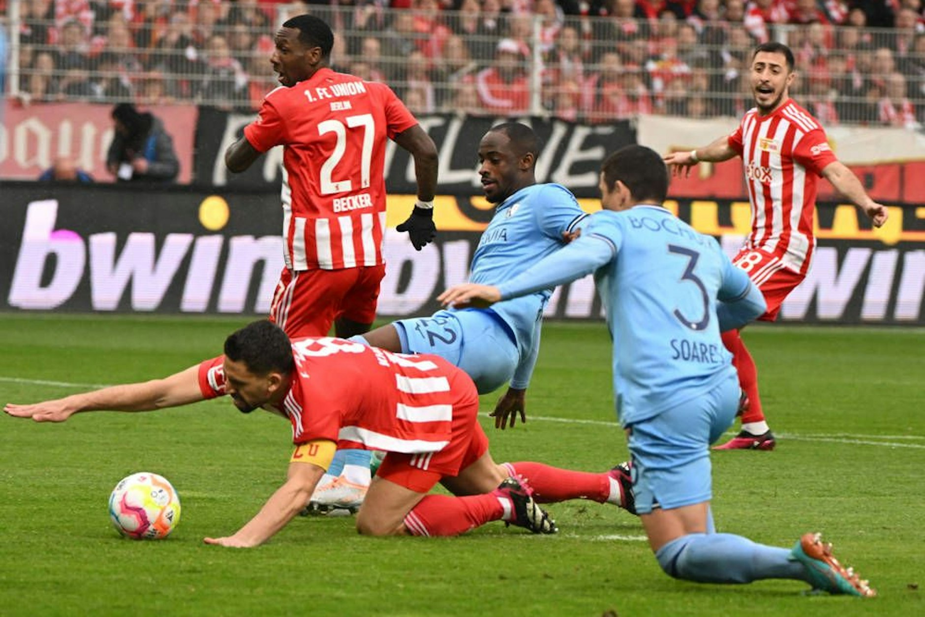 Rani Khedira kommt nach 30 Sekunden im Bochumer Strafraum zu Fall. Elfmeter gibt es aber keinen.