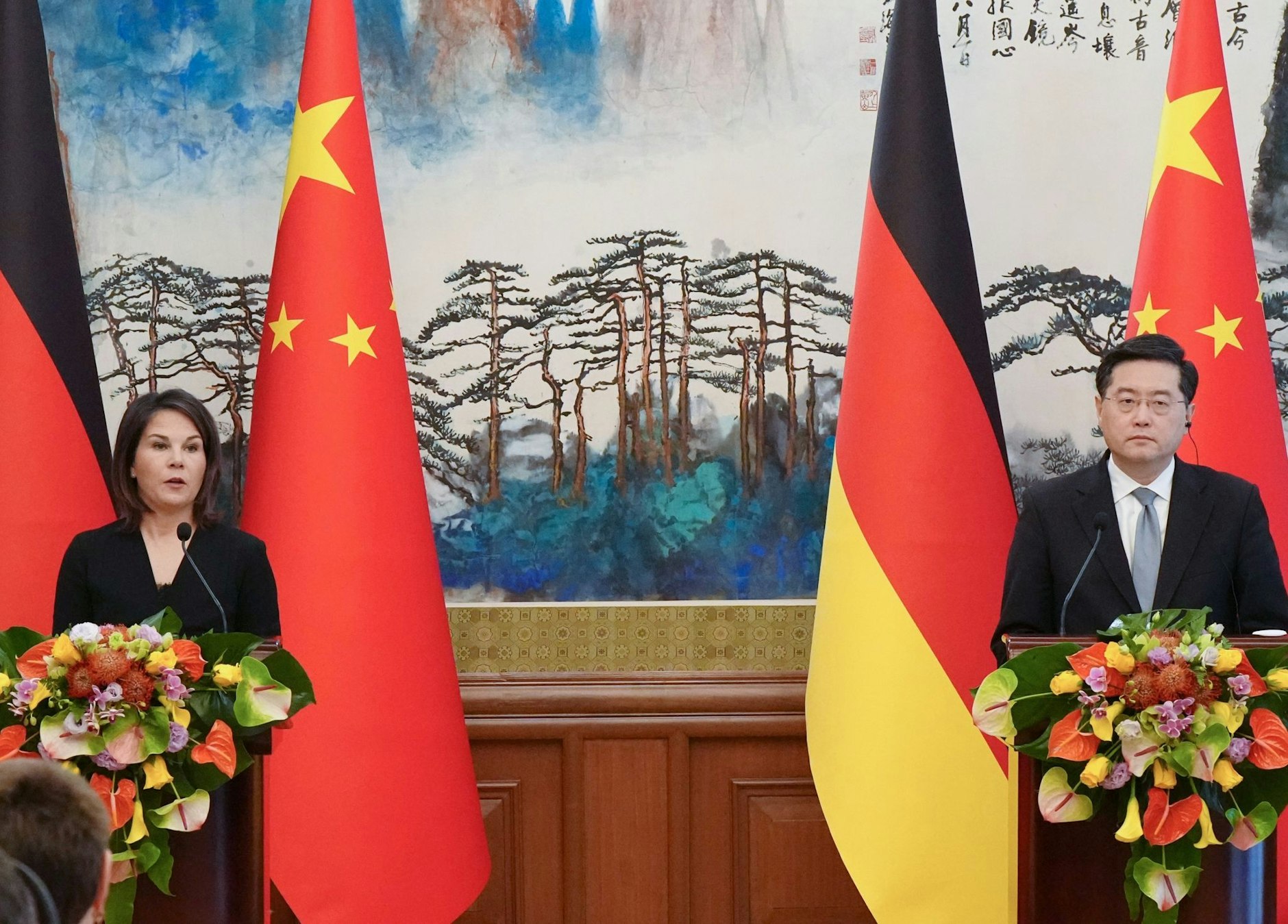 Außenministerin Annalena Baerbock und der chinesische Außenminister Qin Gang (r) geben eine gemeinsame Pressekonferenz.  