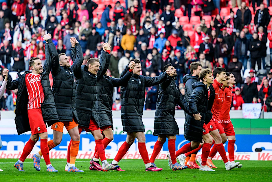 ARCHIV - Freiburgs Mannschaft bedankt sich nach dem Spiel bei den Fans für die Unterstützung.  