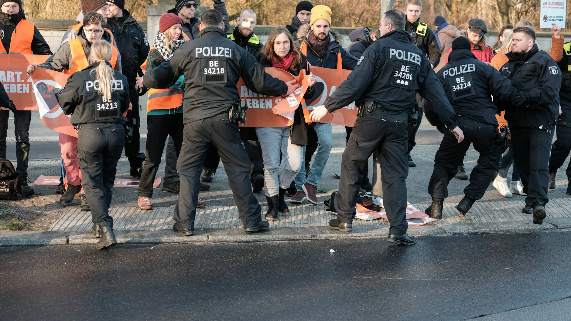 Die Polizei ist gerüstet, will mit Platzverweisen und Klebeverbot gegen die Klimaaktivisten vorgehen.