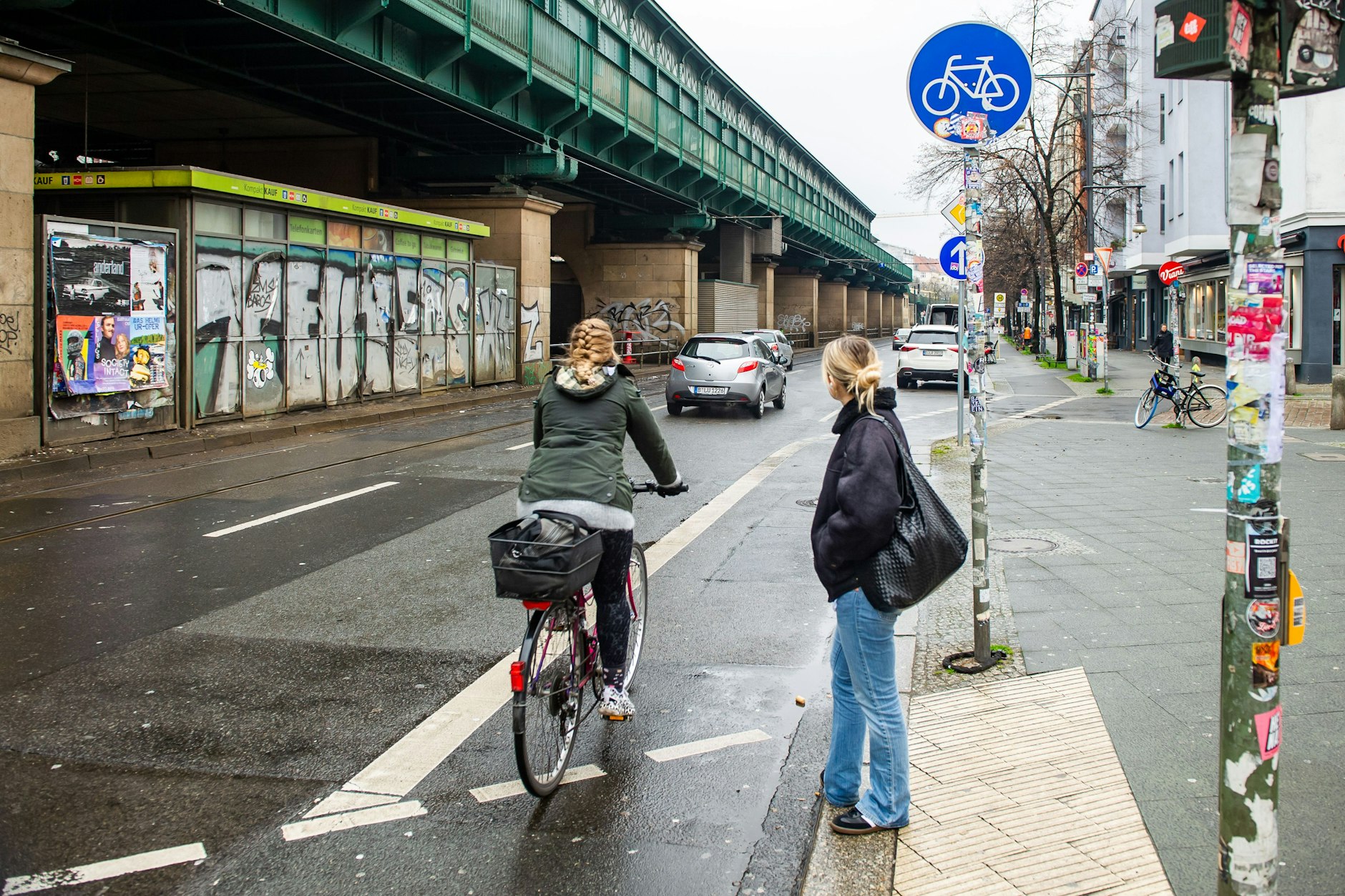 Ein Radfahrer auf der Schönhauser Allee im Pankower Ortsteil Prenzlauer Berg. Noch verlaufen die Radwege auf den Bürgersteigen. Doch das soll sich ändern.