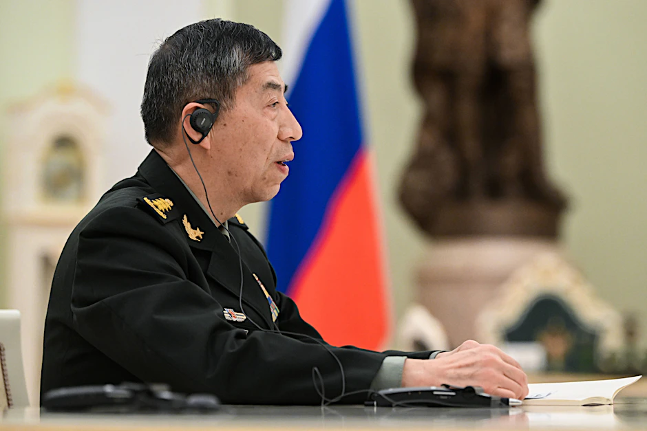 Chinas Verteidigungsminister Li Shangfu in Gespräch mit Wladimir Putin.&nbsp;