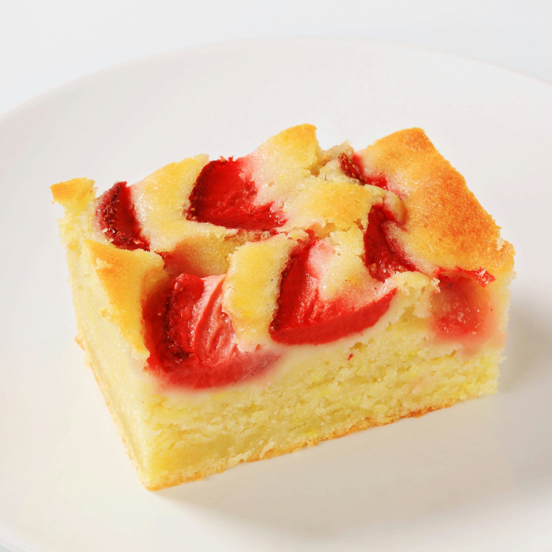 Dieser Erdbeerkuchen ist schnell gemacht - und die Erdbeeren im Rezept können beliebig durch anderes Obst ersetzt werden.