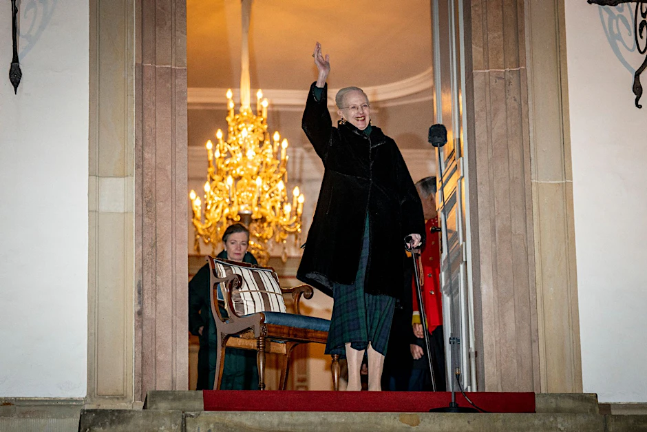 Dänemarks Königin Margrethe II. in Schloss Fredensborg. Es ist der erste öffentliche Auftritt für sie seit ihrer Rückenoperation.  /AP/dpa