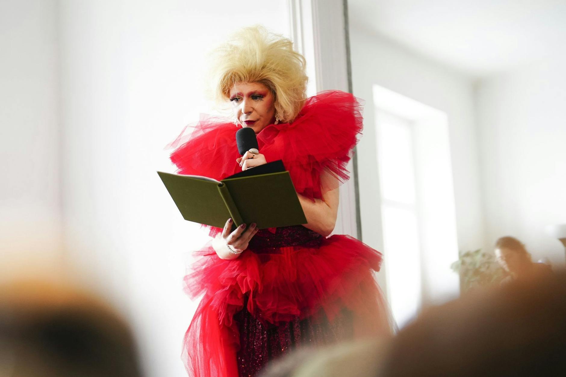 Die Lesung „Drag Storytime 4 Kid“s von Freya Van Kant sorgte für Trubel. 