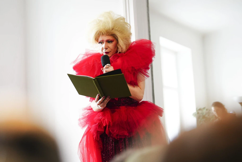 Dragqueen-Lesung für Kinder löst Protest und Polizeieinsatz aus