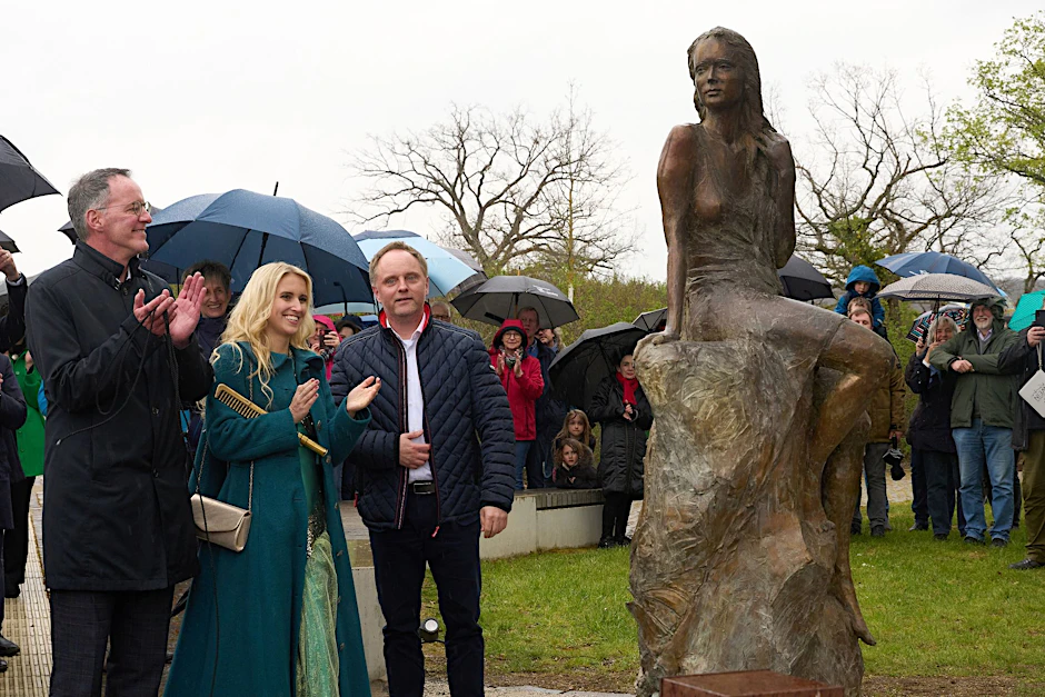 Rheinland-pfälzischer Innenminister Michael Ebling, Loreley Katharina Blanckart und Verbandsbürgermeister Mike Weiland enthüllen die Loreley-Statue.  