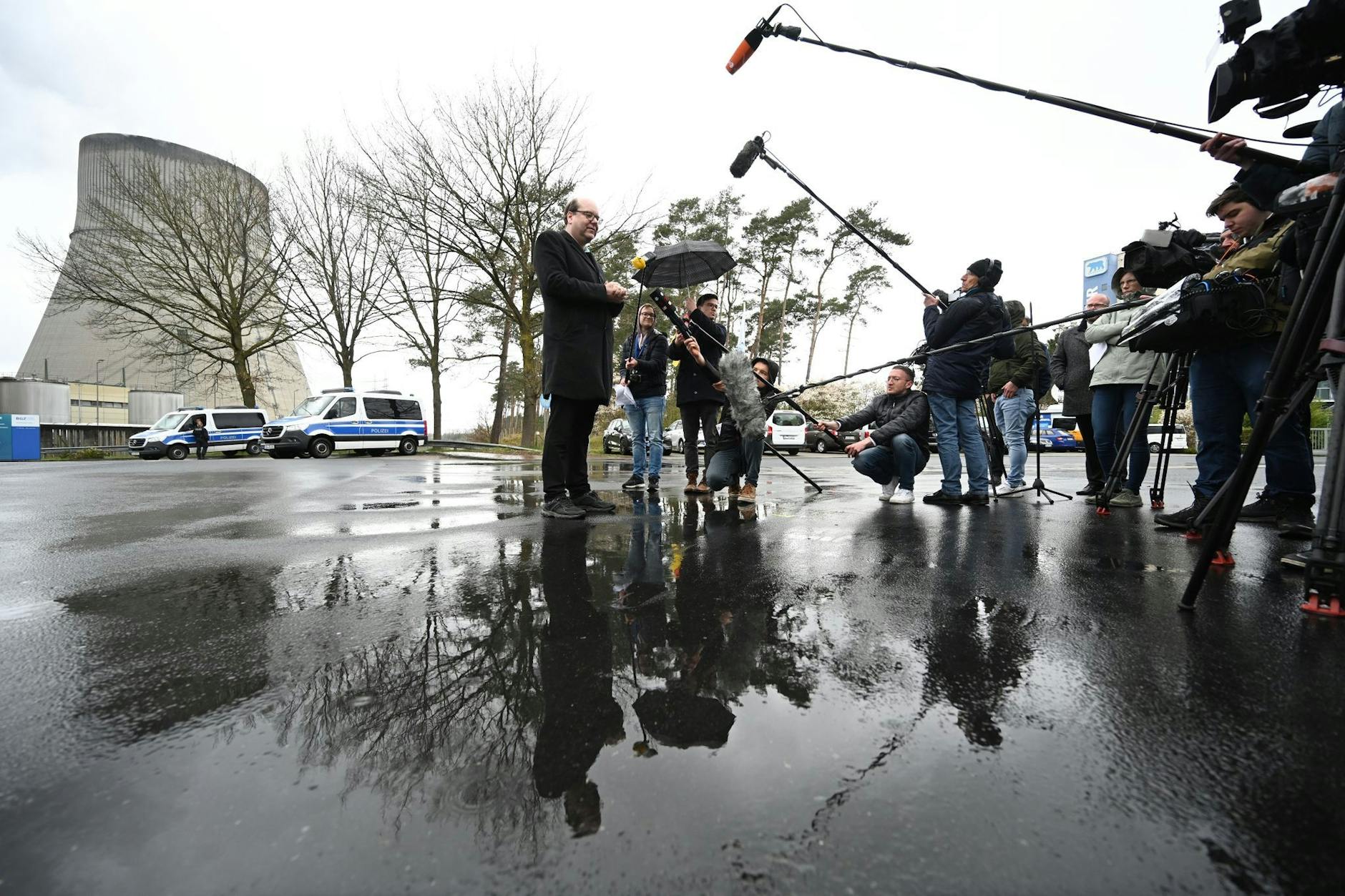Mit der Trennung der Kernkraftwerke Isar 2, Neckarwestheim und Emsland vom Stromnetz geht heute die Ära der kommerziellen Stromerzeugung mit Atomkraftwerken in Deutschland zu Ende.