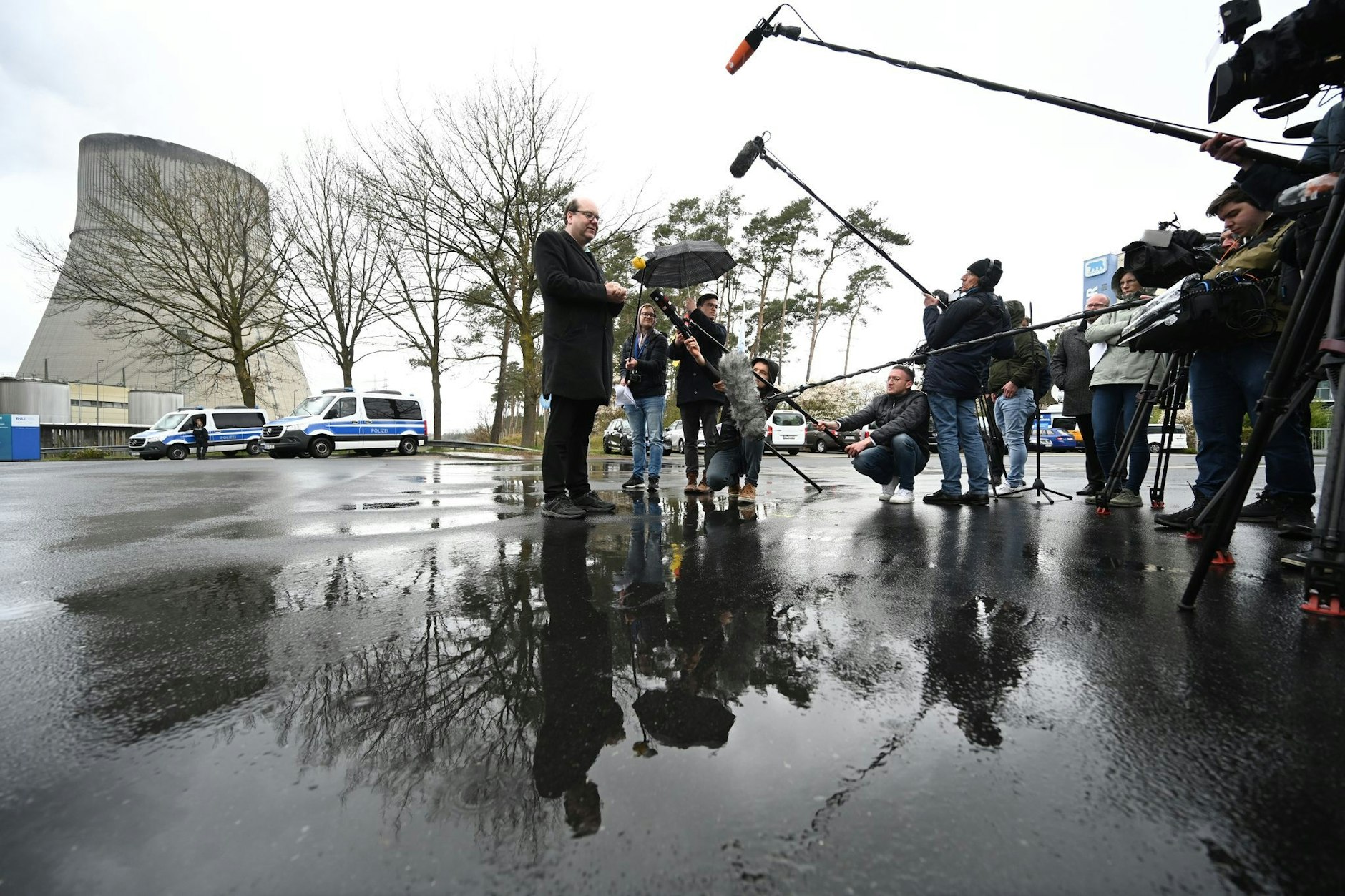 Mit der Trennung der Kernkraftwerke Isar 2, Neckarwestheim und Emsland vom Stromnetz geht heute die Ära der kommerziellen Stromerzeugung mit Atomkraftwerken in Deutschland zu Ende.