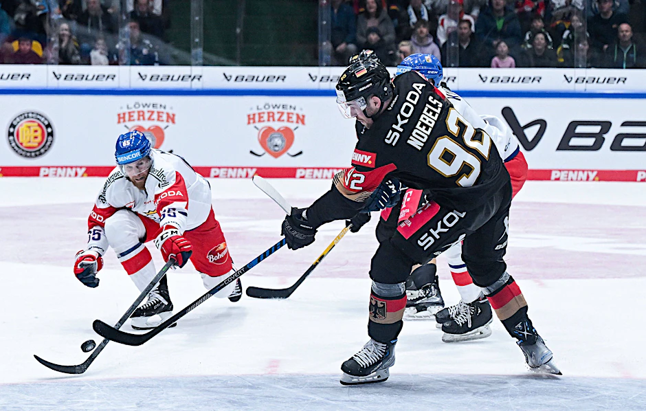 Tschechiens Vjtech Mozik (l.) kämpft mit dem Berliner Marcel Noebels um den Puck.