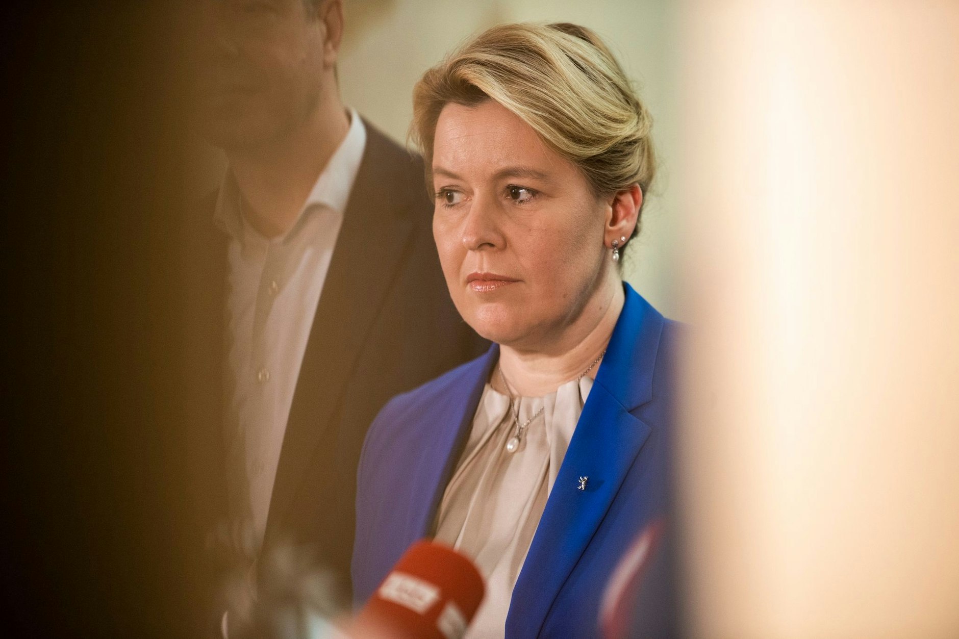 ARCHIV - Franziska Giffey (SPD), Regierende Bürgermeisterin von Berlin, steht nach Koalitionsverhandlungen von CDU und SPD nach den Wahlen zum Berliner Abgeordnetenhaus bei einem Statement.  