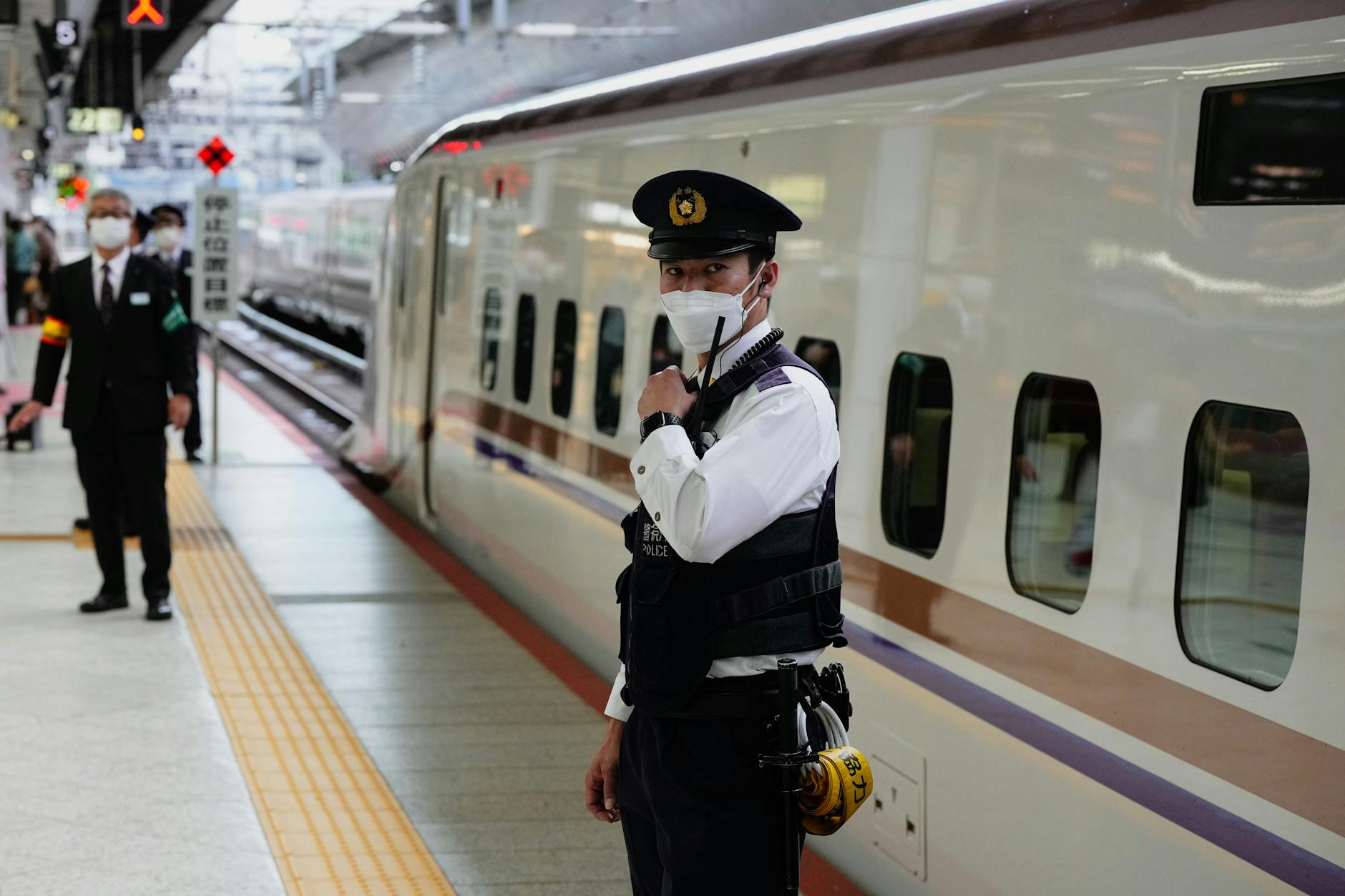 Tokio: Uniformierte Mitarbeiter der Central Japan Railway Company stehen kurz vor der Abfahrt des Zuges nach Karuizawa neben dem Shinkansen-Hochgeschwindigkeitszug.