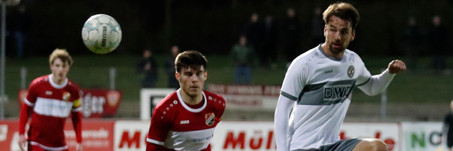 Christian Beck – hier im Zweikampf mit Halberstadts Fynn Kleeschätzky – und der BFC Dynamo gehen am Saisonende getrennte Wege.