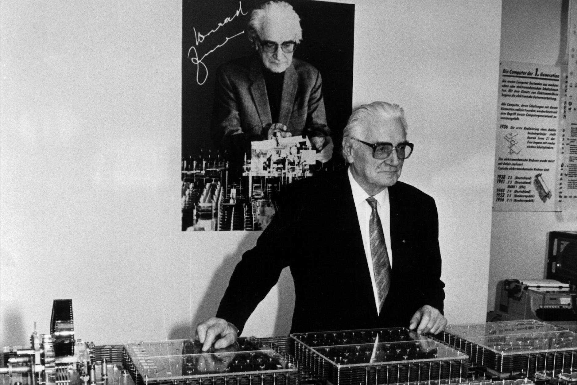 Der Erfinder des ersten Computers der Welt, Professor Konrad Zuse, 1989 mit dem Nachbau der Rechenmaschine Z1 im Deutschen Technikmuseum Berlin