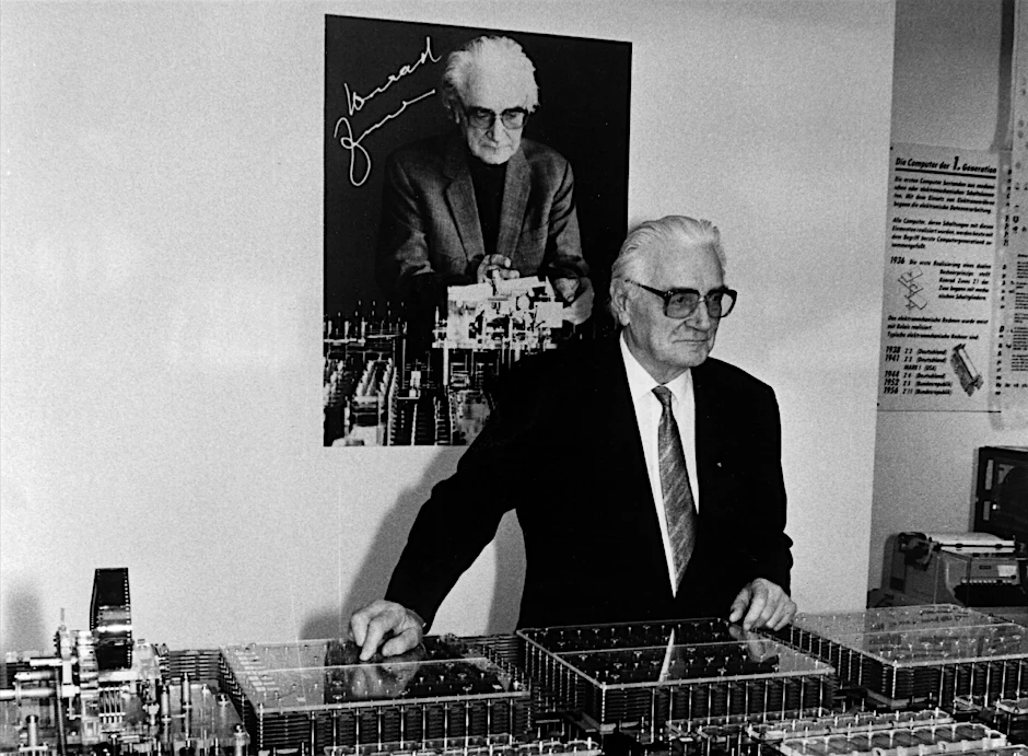 Der Erfinder des ersten Computers der Welt, Professor Konrad Zuse, 1989 mit dem Nachbau der Rechenmaschine Z1 im Deutschen Technikmuseum Berlin