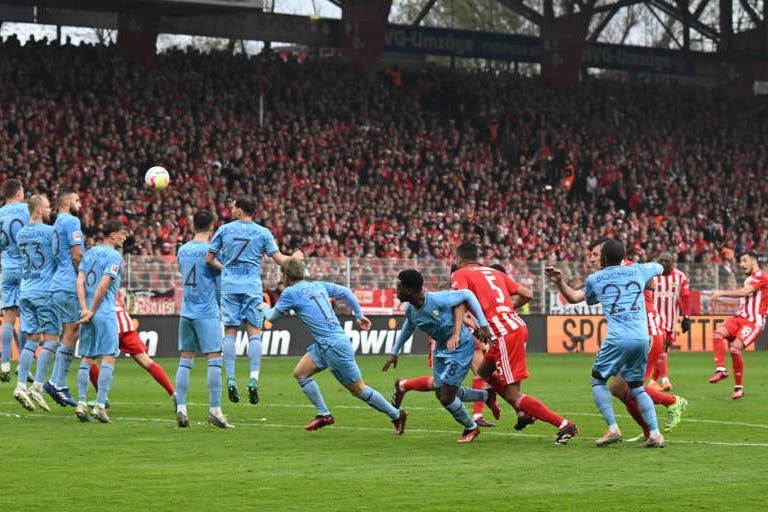 Josip Juranovic (r.) trifft per Freistoß zum 1:0 für Union.