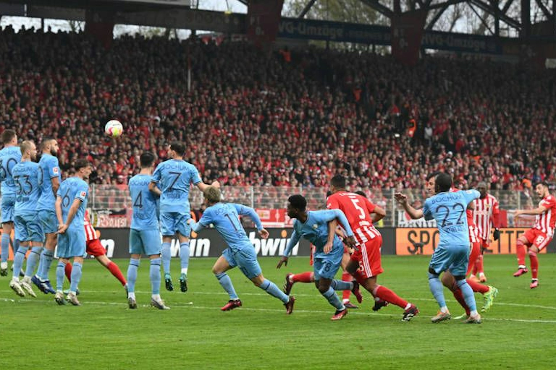 Josip Juranovic (r.) trifft per Freistoß zum 1:0 für Union.