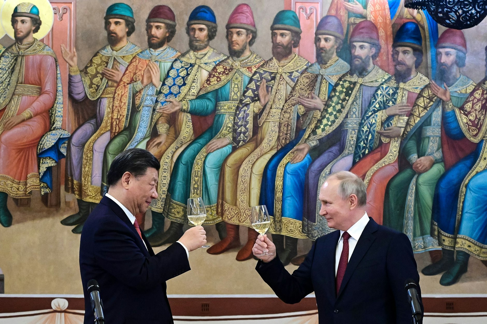 Der russische Präsident Wladimir Putin (rechts) und der chinesische Präsident Xi Jinping stoßen am 21. März 2023 während ihres Abendessens im Palast der Facetten, einem Gebäude im Moskauer Kreml, Russland, an.
